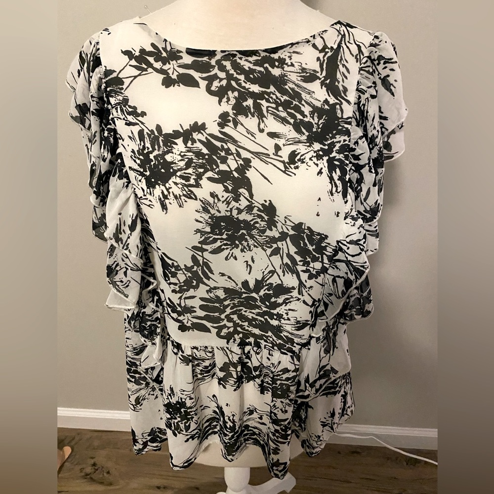 Pretty black and white blouse. Perfect for the office.